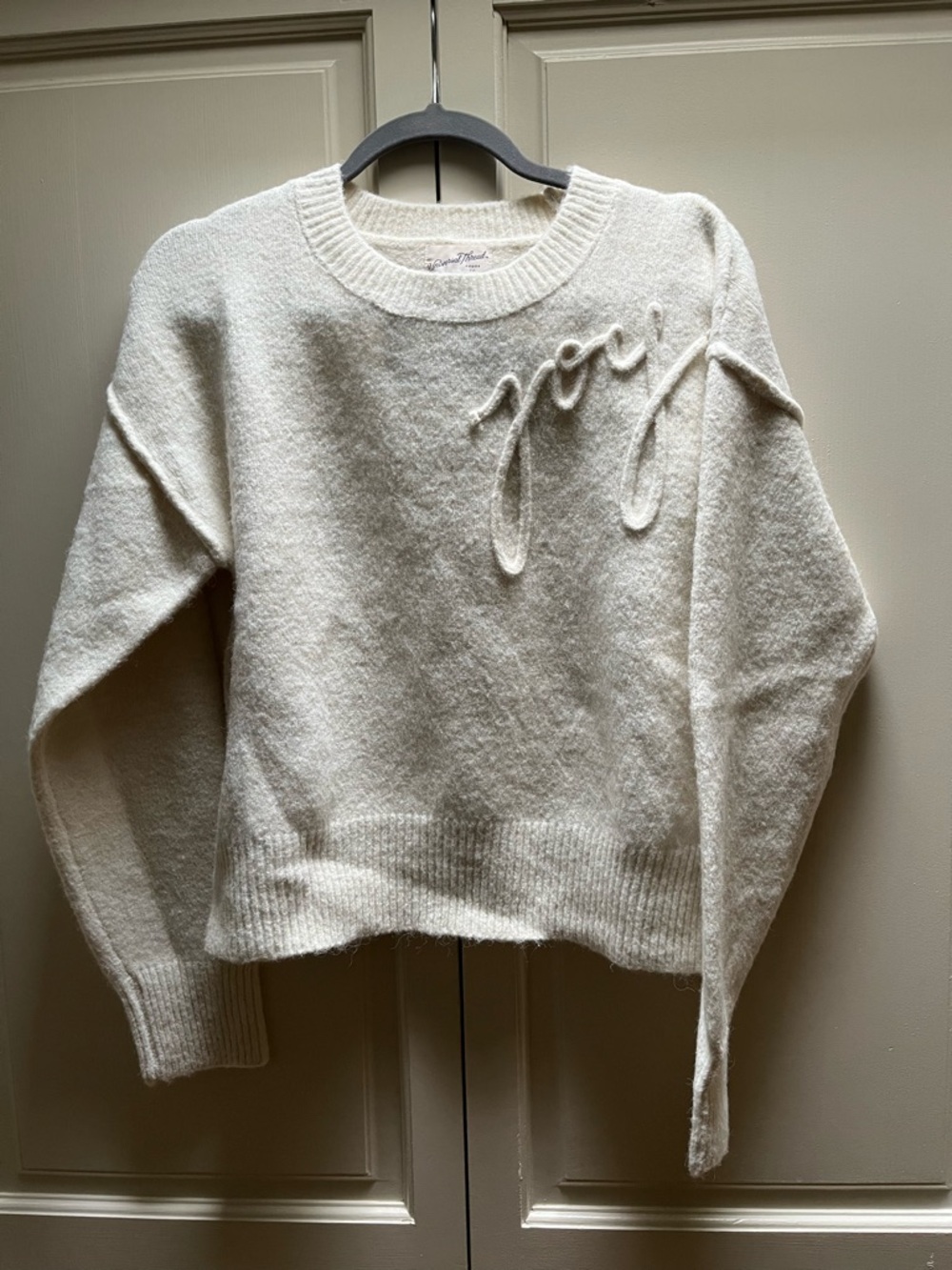 New with Tags Universal Thread Women’s Cream Crewneck Sweater. - Picture 4 of 4